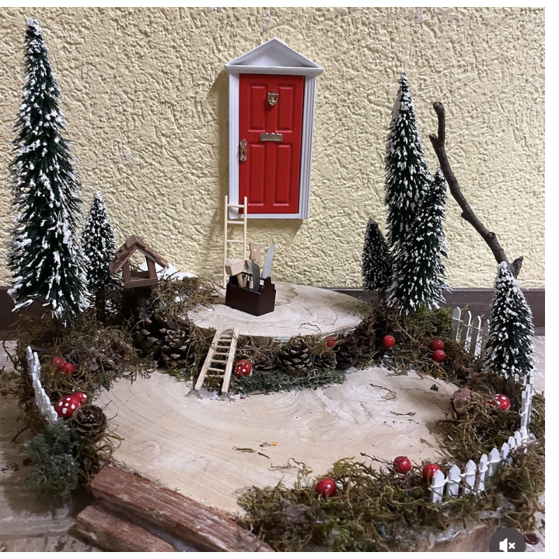 BLMINIATURES 1:12 - 1" Scale Dollhouse Miniature Season Decoration Christmas Miniature Red & White Elf Door Scene with Tree Stump Workbench, Tools, Snowy Pine Trees, Moss & Fence